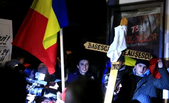 
    Aproximativ 100 de protestatari s-au adunat în Piaţa Universităţii pentru Arafat  