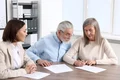 Pensionari făcând calcule FOTO: Shutterstock 