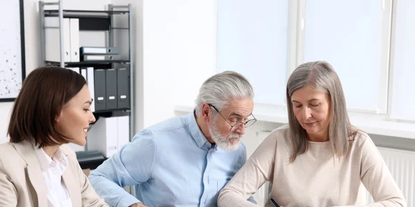 Pensionari făcând calcule FOTO: Shutterstock 