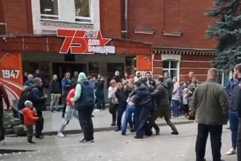 Noii recruți ruși se bat între ei Foto: captură video Twitter / Nexta