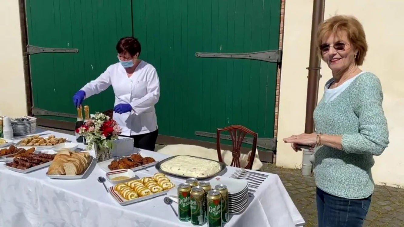 Masa festivă, dată în cinstea pensionării bucătarului, a fost așezată în curtea Castelului Săvârșin