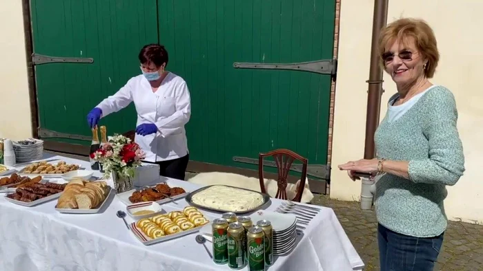 Masa festivă, dată în cinstea pensionării bucătarului, a fost așezată în curtea Castelului Săvârșin