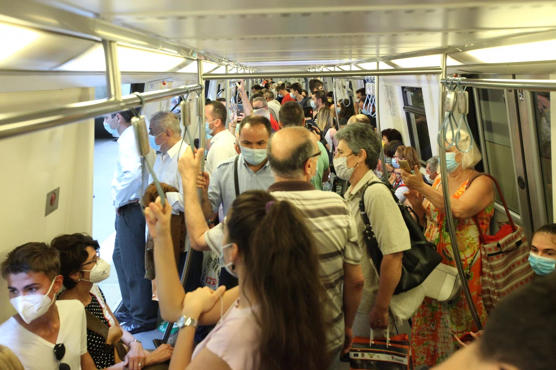 Primul metrou venit în stație s-a umplut până la refuz
