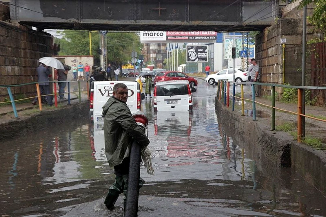 Pasajul de la Popa Şapcă a fost blocat. FOTO: pressalert.ro
