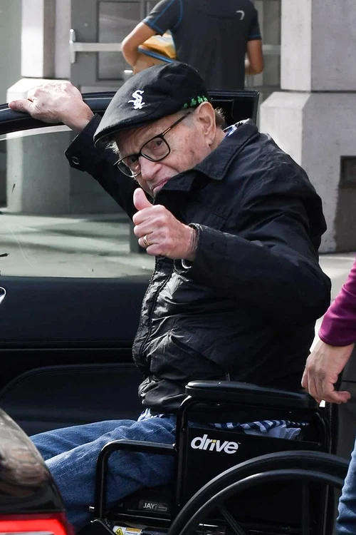 Înainte de moarte ajunsese  în scaunul cu rotile după ce a suferit un  atac de cord şi  s-a luptat cu un  cancer pulmonar 