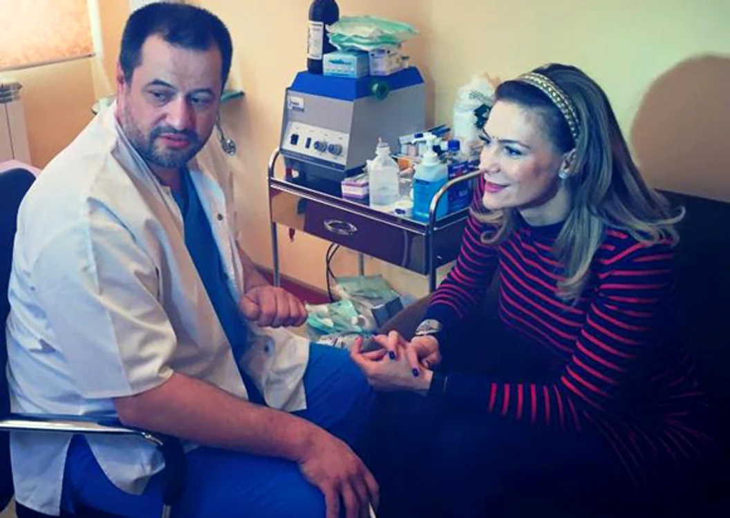 
    Roxana Ciuhulescu a apelat la serviciile unei clinici de chirurgie estetică, pentru a scăpa de ridurifoto: Click!  