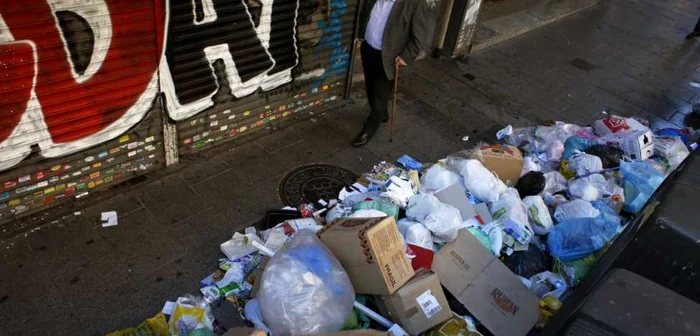 Angajaţii companiilor care asigură serviciul de salubritate publică au intrat în cea de-a doua săptămână de grevă. FOTO Reuters