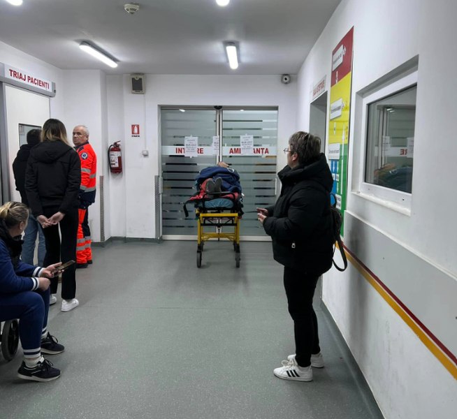 Un bărbat, suspect de AVC, a fost abandonat pe holurile spitalului. „Cu trei ore înainte, bunicul meu vorbea și se mișca!” 