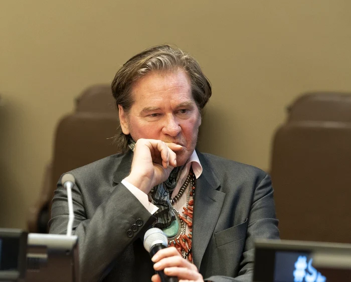 Val Kilmer a murit. 