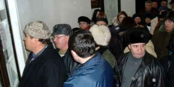 Oamenii aşteaptă şi câteva ore să le vină rândul