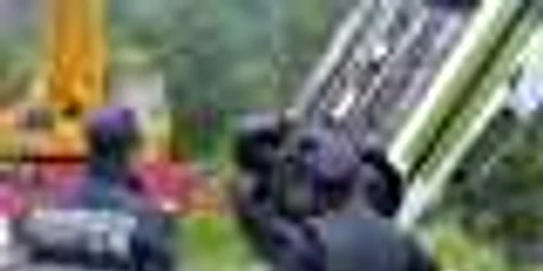 O autoutilitara incarcata cu lanterne a fost proiectata in raul Olt