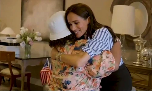 Meghan Markle camasa cu dungi 2 jpg