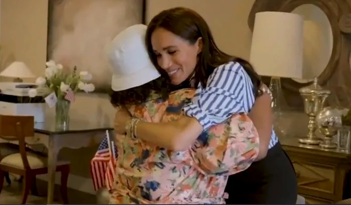 Meghan Markle camasa cu dungi 2 jpg