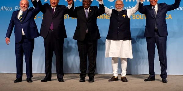 Foto: Liderii BRICS reuniți la Johannesburg, Africa de Sud, în perioada 22-24 august 2023, pentru summitul anual, unde au convenit să admită șase noi țări membre—Argentina, Egipt, Etiopia, Iran, Arabia Saudită și Emiratele Arabe Unite—care s-au alătu