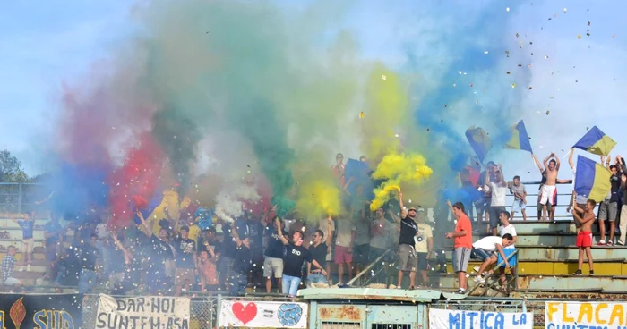 Suporterii echipei Flacăra Moreni pe stadionul din oraşul Moreni. FOTO Miruna Covaci