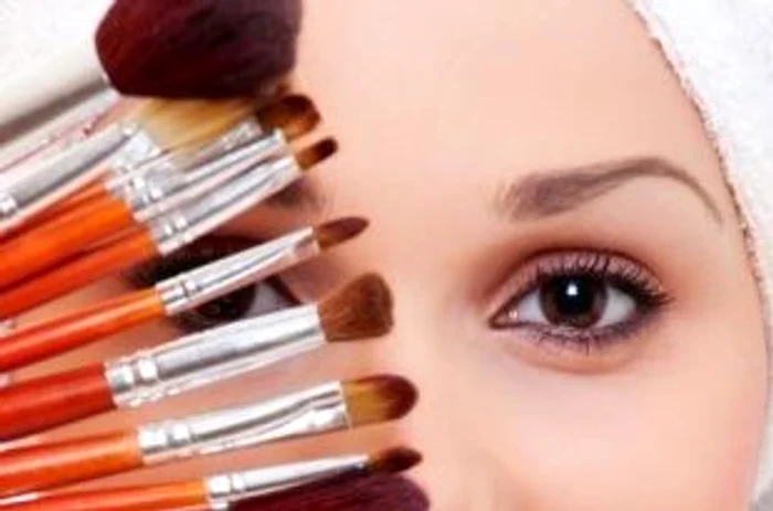 
    Cafeniul, mai potrivit pentru machiajul de zi  