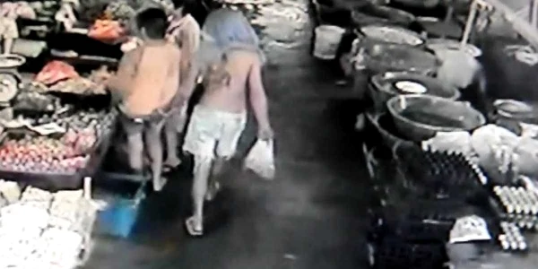 Momentul în care băiatul îi pune mâna pe fund tinerei 