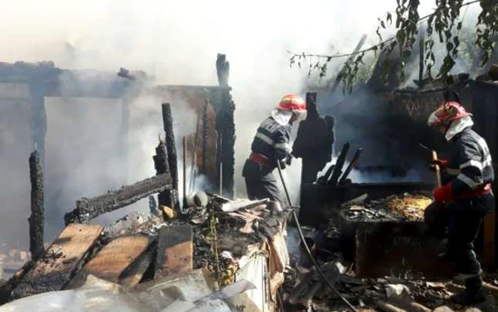 Locuinţa a fost mistuită parţial de flăcări FOTO ISU Ialomiţa