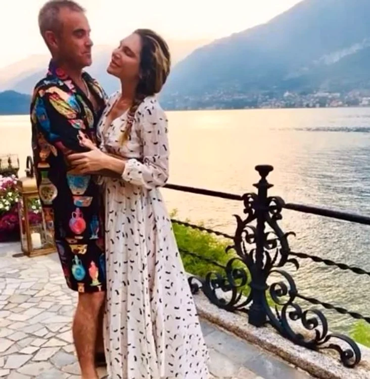
    Robbie Williams şi Ayda Field, prima fotografie de pe malul lacului elveţian, din noua lor casă   