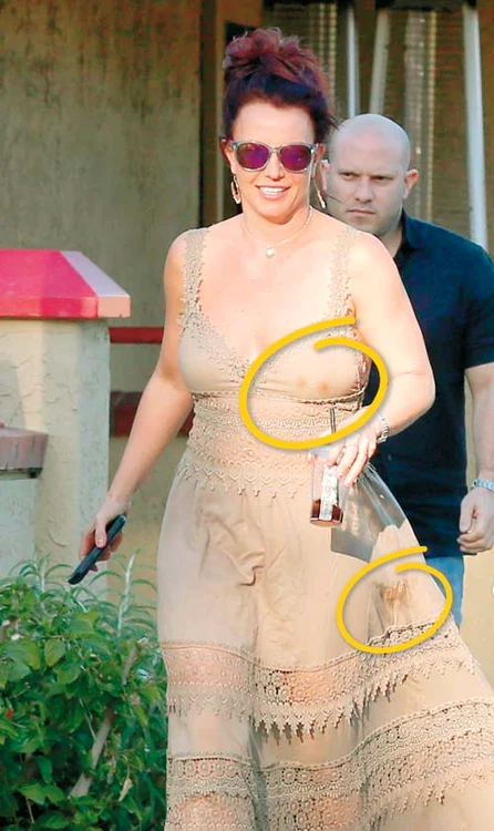 Britney Spears şi-a pus sucul pe rochie la o plimbare în Los Angeles (Foto: Hepta)