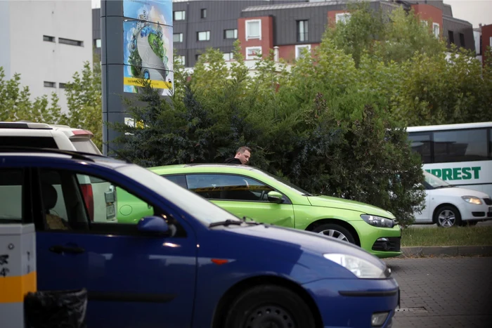 Piticu nu pare să fie foarte îngrijorat de starea maşinii luiFoto: Mihai Ionescu