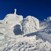 Cabana Omu, Stația Meteo FOTO Mugur Gavrilă / Facebook