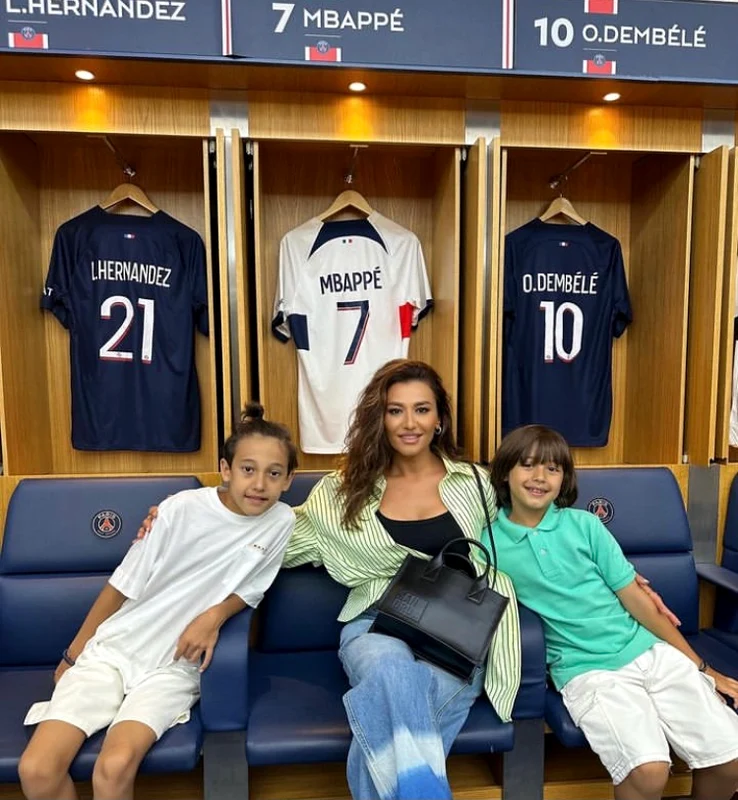 Claudia Pătrășcanu s-a pozat cu băieții pe stadion la Paris foto Instagram 