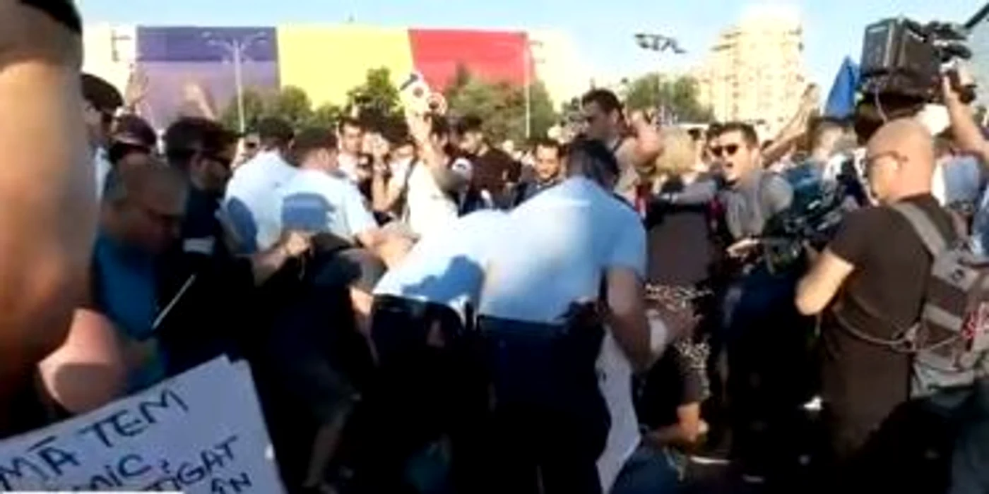 Îmbrânceli între jandarmi și protestatari după ce unii dintre protestatari au încercat să forțeze lanțul format din jandarmiFoto Digi24