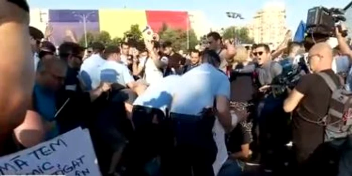 
    Îmbrânceli între jandarmi și protestatari după ce unii dintre protestatari au încercat să forțeze lanțul  format din jandarmiFoto Digi24  