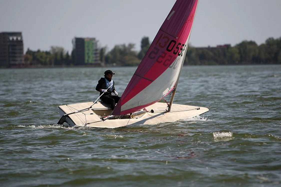 Velierul roz a fost atracţia concursului de yachting de pe lacul Siutghiol