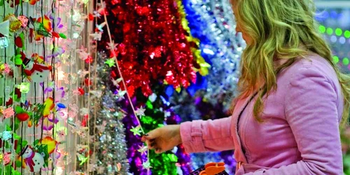 Şirurile luminoase şi ghirlandele electrice sunt atracţia tuturor cumpărătorilor