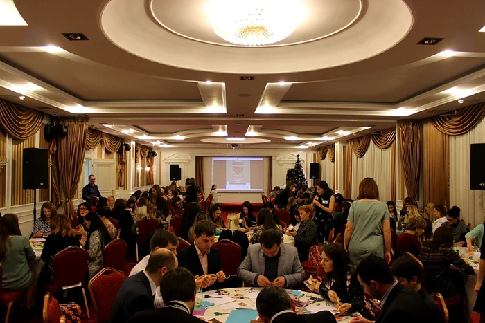 Părinţii confecţionează jucării pentru a ajuta mamele singure. FOTO: wwwdiaconia.md