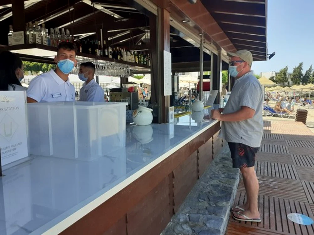 
    La barurile de pe plajă angajații, dar și turiștii sunt obligați să poarte mască  