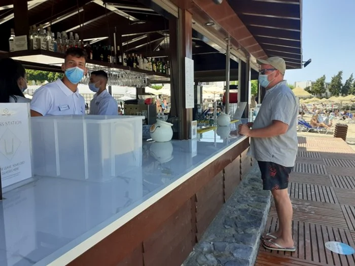 La barurile de pe plajă angajații, dar și turiștii sunt obligați să poarte mască
