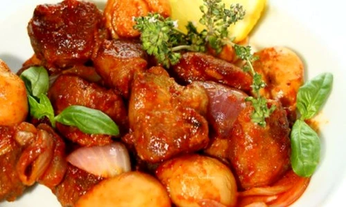 Bucati de carne de porc cu ceapa rosie jpeg