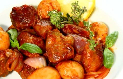 Bucati de carne de porc cu ceapa rosie jpeg