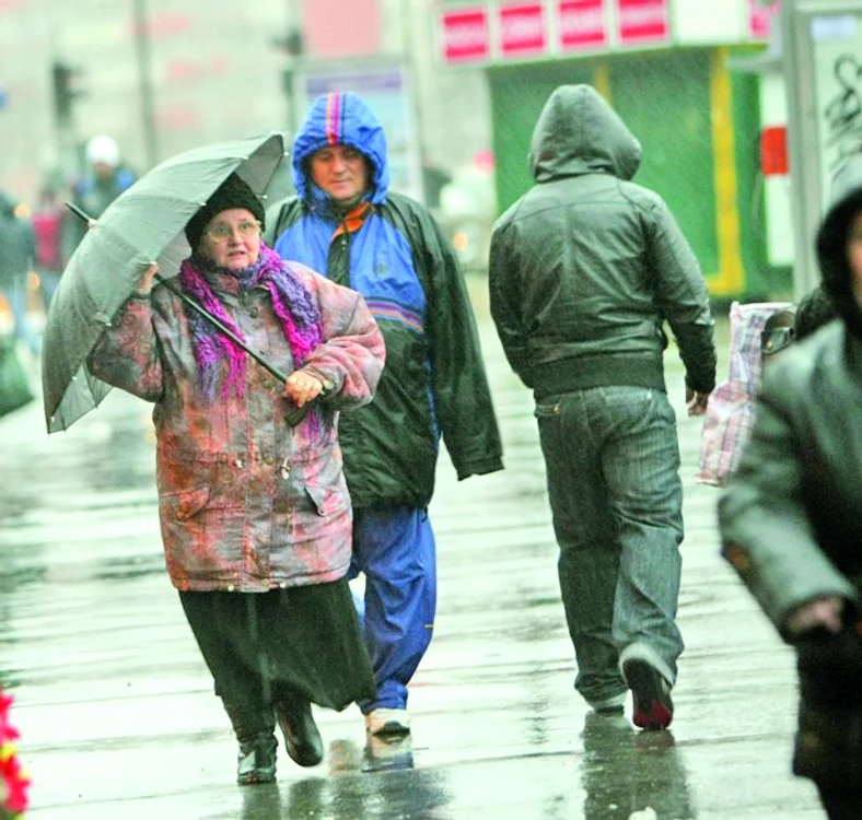 
    În unele zone din ţară, precipitaţiile vor  depăşi chiar 25 de litri pe metrul pătrat  