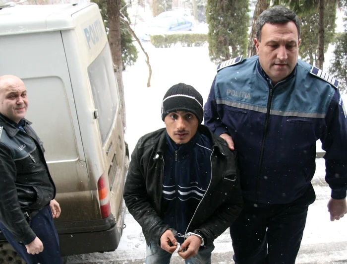 Sorin Solomon nu poate fi trimis de poliţiştii suceveni în penitenciar pentru că nu are acte de identitate.     Foto: Sandrinio Neagu