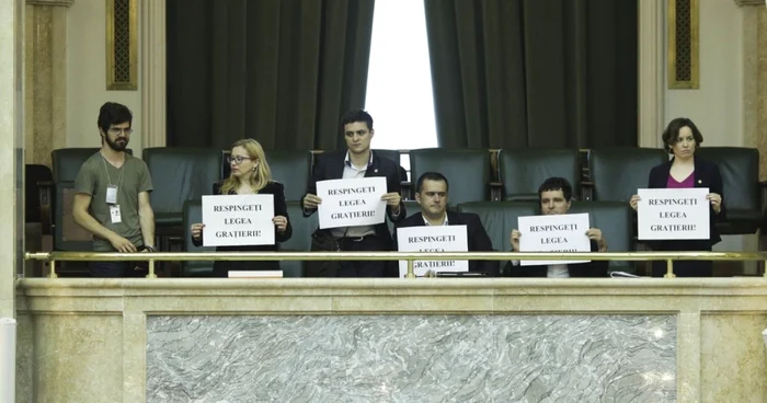 Proteste in Senat - respingeti legea gratierii FOTO  Inquam Photos / Octav Ganea