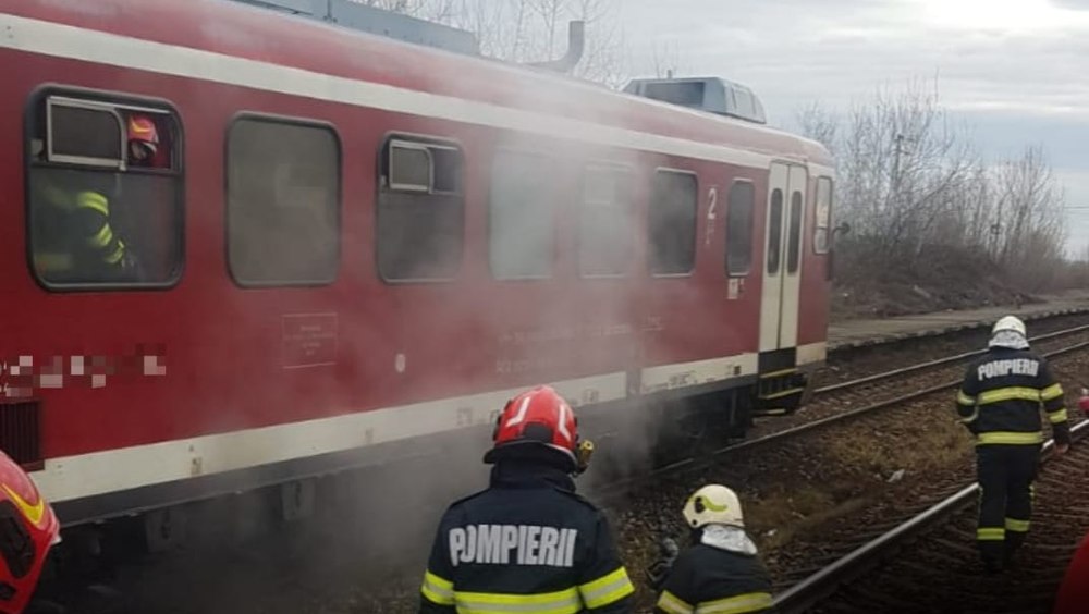 Incendiu la un tren personal. Cei 30 de pasageri au coborât din vagoane în siguranţă 