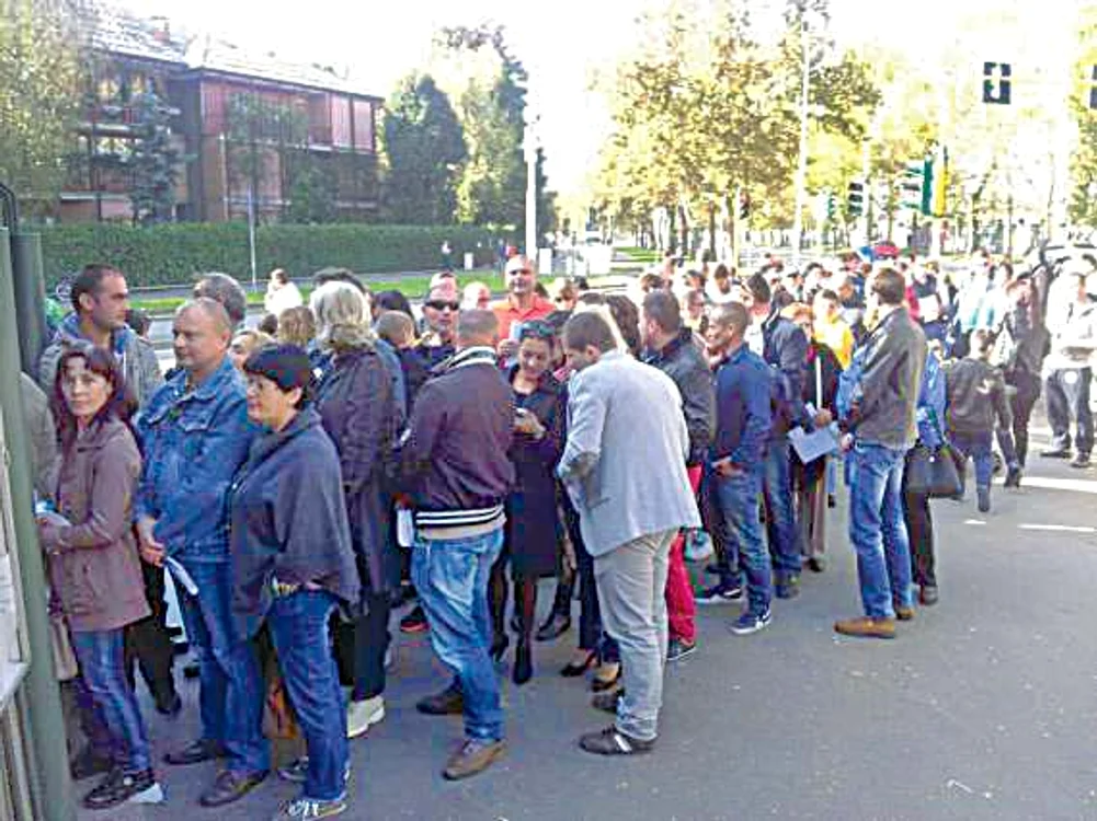 Milano, Italia: Oamenii au aşteptat cuminţi să intre în secţia de votare
