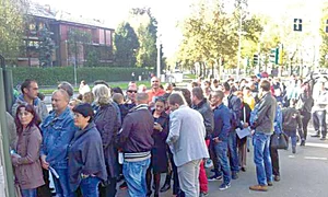 Milano, Italia: Oamenii au aşteptat  cuminţi să intre  în secţia de votare jpeg