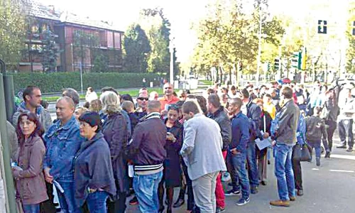 Milano, Italia: Oamenii au aşteptat  cuminţi să intre  în secţia de votare jpeg