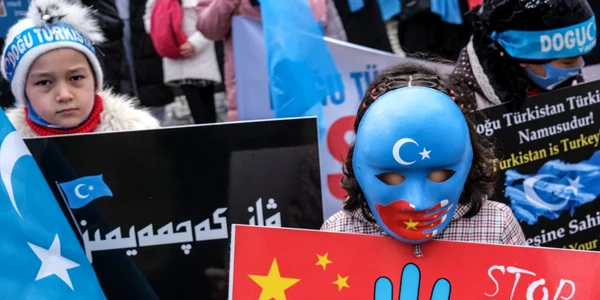 Sute de uiguri au manifestat  la Istanbul şi la Ankara împotriva unei vizite în Turcia a şefului diplomaţiei chineze Wang Y FOTO EPA-EFE