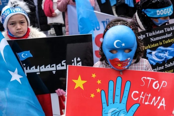 Sute de uiguri au manifestat la Istanbul şi la Ankara împotriva unei vizite în Turcia a şefului diplomaţiei chineze Wang Y FOTO EPA-EFE
