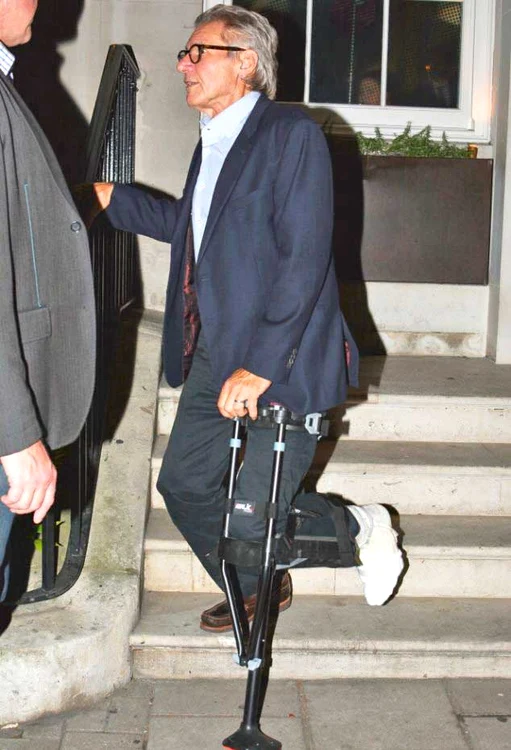 Cu o încăpăţânare de catâr, Harrison Ford (71 de ani) a preferat să coboare singur scările