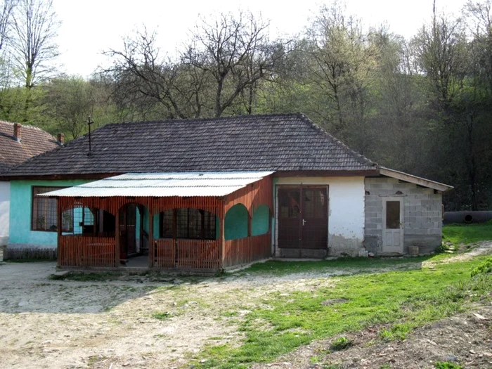 Singurul bar din Ceru Băcăinţi a fost închis la interior după trecerea în scenariul ”roşu”. Foto: cerubacainti.ro