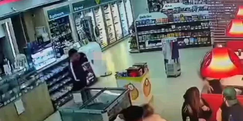 Fiul viceprimarului din Șelimbăr, acuzat de agresiune mp4 thumbnail png