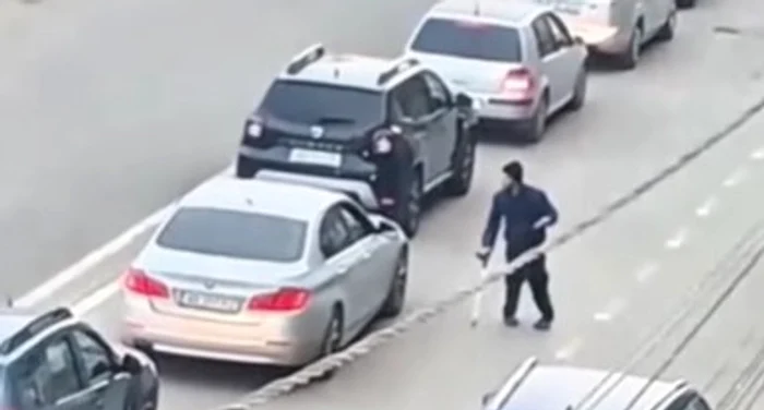 Bărbatul se plimba printre mașini în baston, cerșind FOTO: Captură video