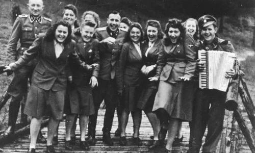 Ceremonii oficiale şi timp liber la Auschwitz  Jurnalul foto al ofiţerului SS Karl Höcker jpeg